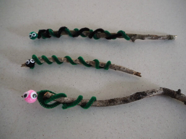 Crafts with pipe cleaners and pom poms - Snakes on a stick